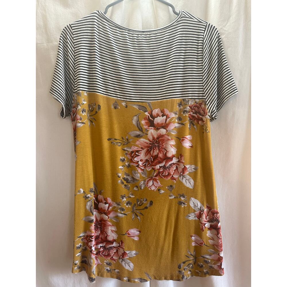 Pink Clover Floral Colorblock Twist Front Top Medium - Picture 7 of 7
